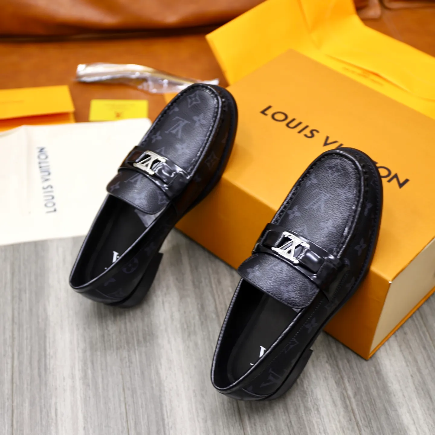 Men's Men's Shoes💰💰920LV Louis Vuitton Slip-on Loafers, top quality products from Guangzhou, ready for sale! This LV Glove loafer is made of selected soft cowhide, with a slightly wrinkled leather surface and a very high-end texture. Each pair is unique. The leather surface is light and soft, with a fine texture and good luster. It is a classic loafer style, with exquisite handmade mark stitching on the toe, and a square toe configuration to highlight the classic style. The horizontal band has hot-printed LV three-dimensional letters, semi-solid handcrafts and a genuine leather outsole, and a rubber patch on the heel to create wear-resistant performance and comfort. One of the must-have loafers for men! Comes with full original packaging! Code number: 38-39-40-41-42-43-44 (38, 45, 46 customized) standard leather shoe code